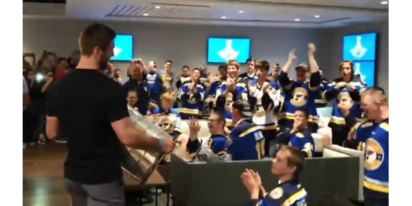 Pietrangelo a St. Louis Blues sdílejí štěstí společně Pietrangelo a St. Louis Blues sdílejí štěstí společně